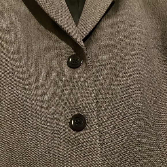 Liz Claiborne Gray Herringbone Wool Blazer. Size 4. - Picture 4 of 10